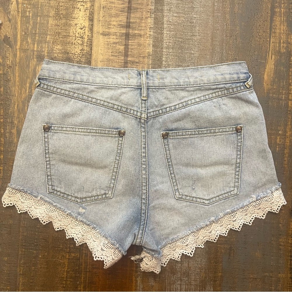 Free people crochet trim high waisted women’s denim shorts - Picture 2 of 3